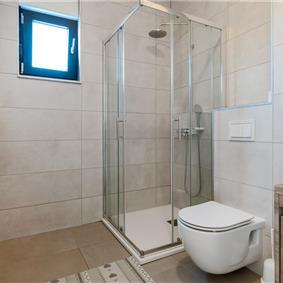 4 Bedroom Villa with Pool near Vodice town, Sibenik Riviera, sleeps 8